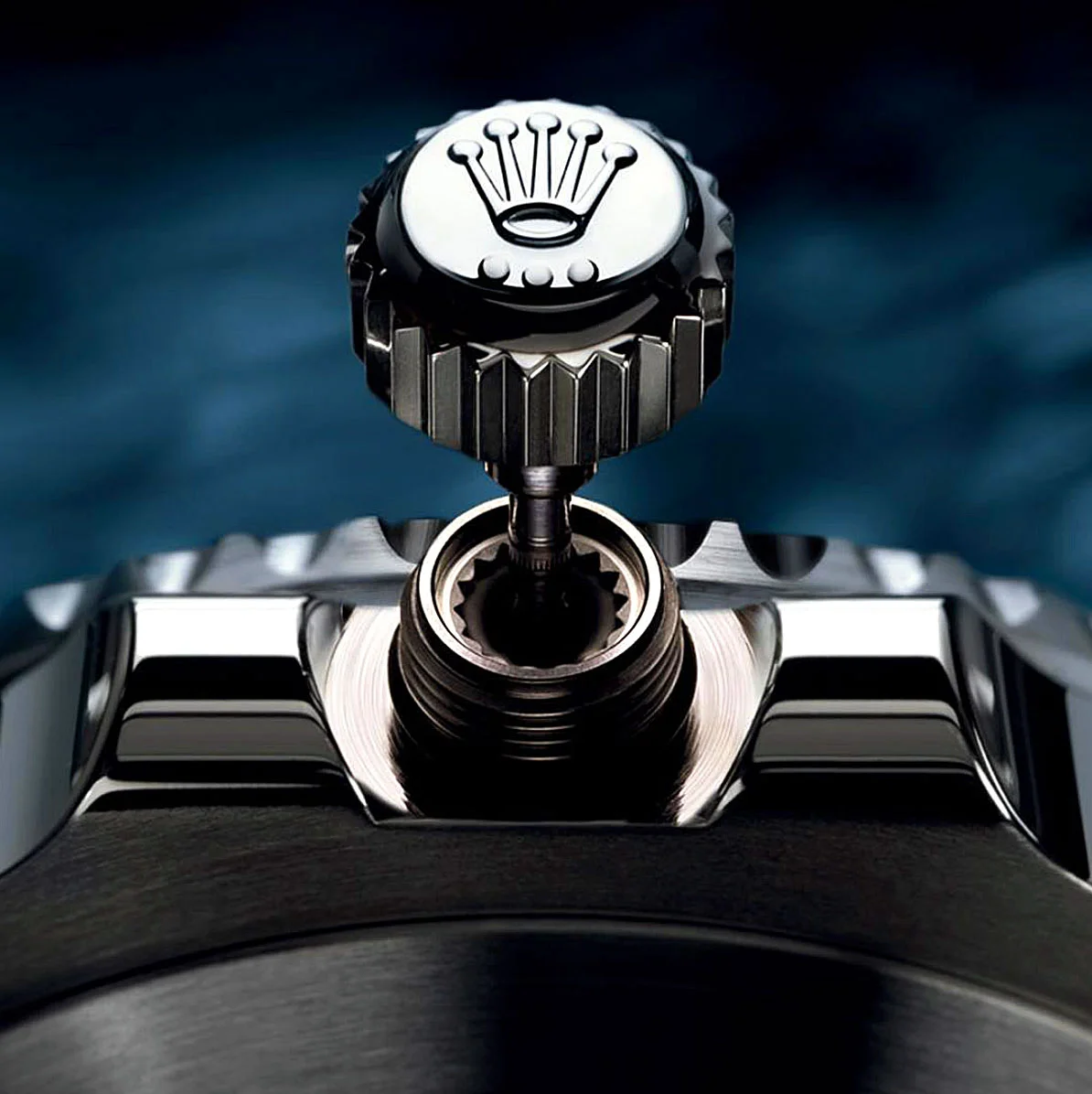 Rolex-Submariner-Crown-Photo-Pulled-Out-All-The-Way