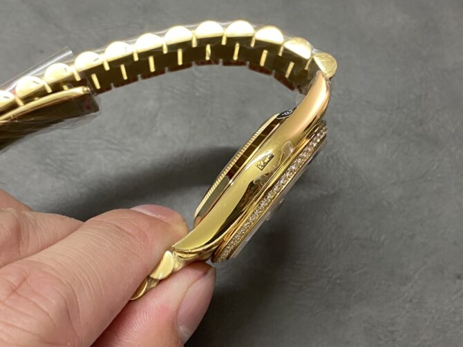 Replica Rolex Day-Date 40 18K Yellow Gold Diamond Paved Dial Diamond m228348rbr 0037