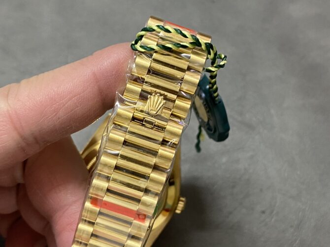 Replica Rolex Day-Date 40 18K Yellow Gold Diamond Paved Dial Diamond m228348rbr 0037