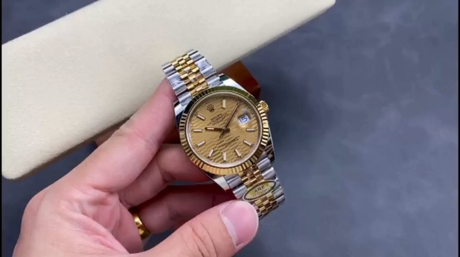 Rolex Datejust 41 126333 Golden Fluted Motif Champagne Dial